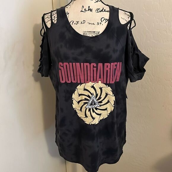Torrid SoundGarden Gray Distressed Tie Dye Cutout Graphic Shirt Boho Alternative - Picture 5 of 15